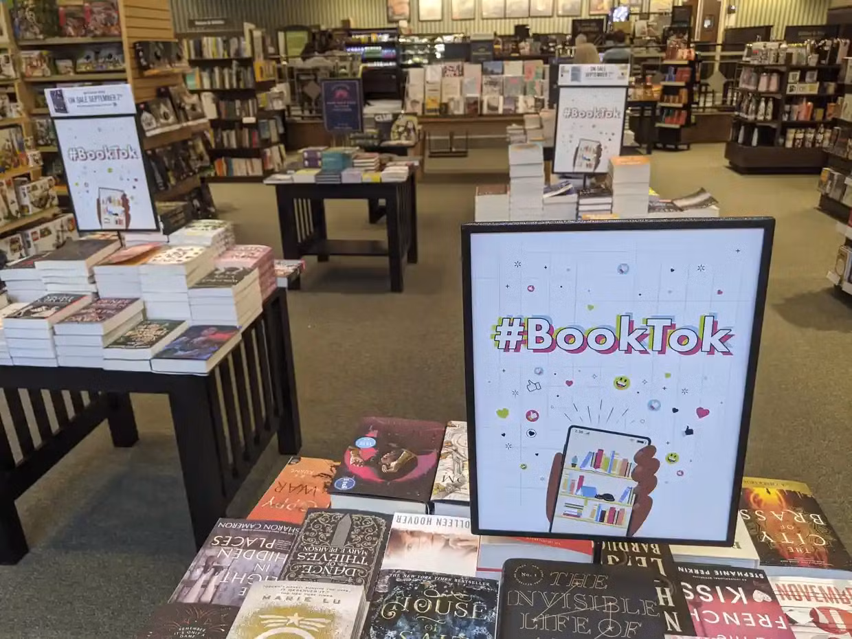 Những bàn sách trong nhà sách Barnes and Noble với những cuốn sách đang thịnh hành trên Tiktok Những bàn sách trong nhà sách Barnes and Noble với những cuốn sách đang thịnh hành trên Tiktok