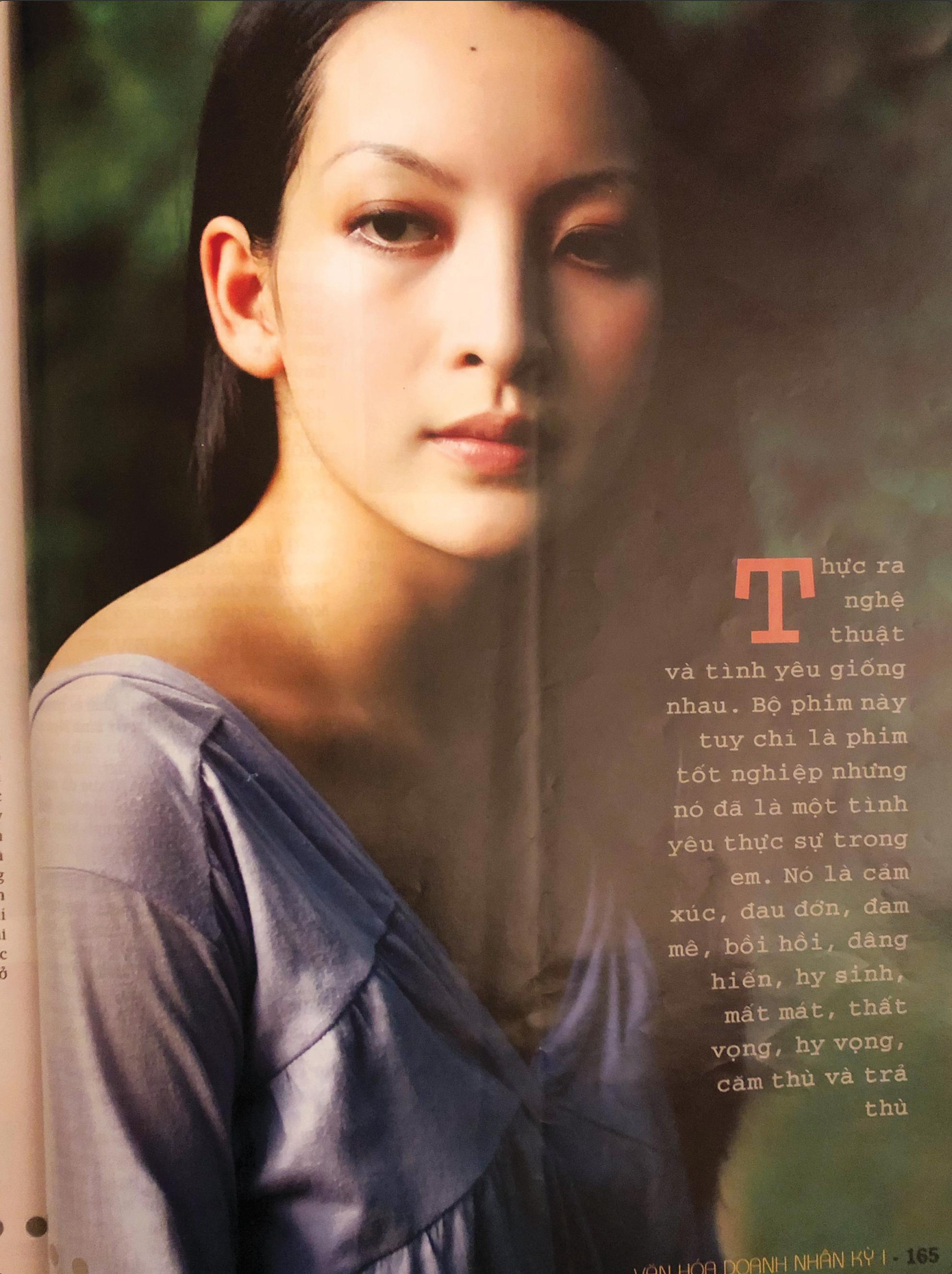 Linh Nga vẫn giữ những bài báo cũ, khi cô còn ở Việt Nam