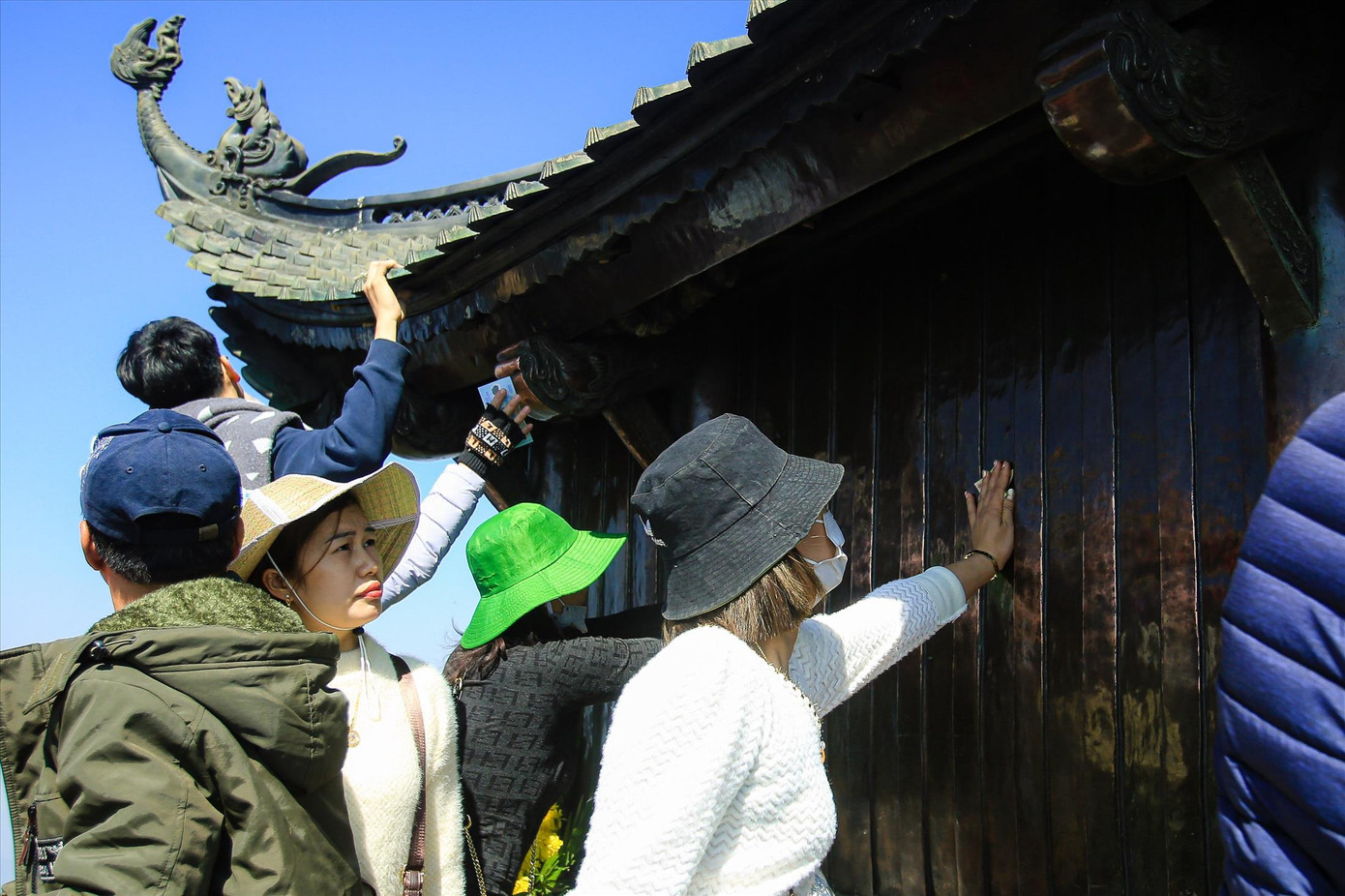 Người dân chà tiền cầu may tại lễ hội Xuân Yên Tử 2023. Ảnh: TRỌNG TÀI Người dân chà tiền cầu may tại lễ hội Xuân Yên Tử 2023. Ảnh: TRỌNG TÀI