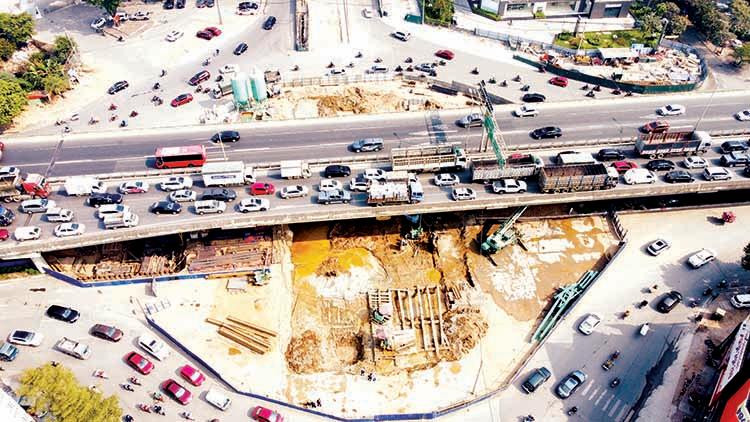 Toàn cảnh công trường hầm chui Lê Văn Lương đang thi công. Ảnh: Trọng Đảng