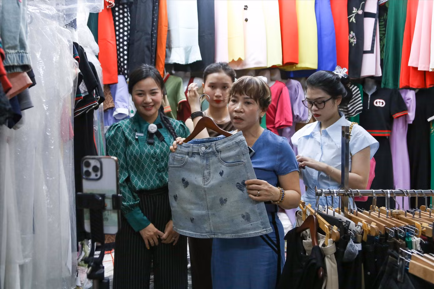 Lần đầu đứng livestream, bà Hoàng Thị Kim Anh (tiểu thương chợ Cồn, thứ 2 từ phải sang) lóng ngóng. Ảnh: Giang Thanh