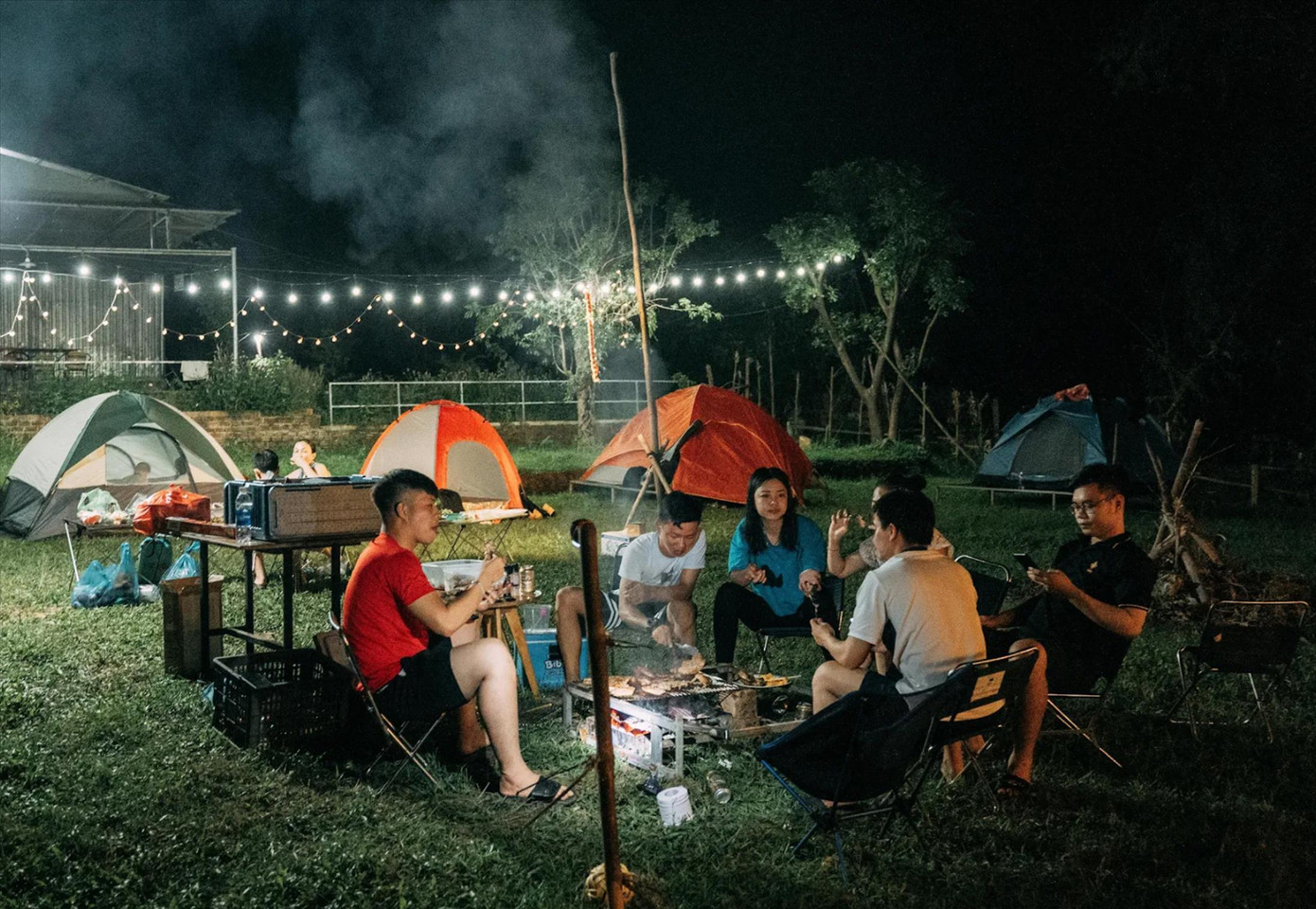 Cắm trại, dã ngoại vào những ngày cuối tuần ở những khu vực trong thành phố trở thành lựa chọn của nhiều người Đà Nẵng vì vừa an toàn lại tiết kiệm chi phí. Ảnh: Quang Việt Cắm trại, dã ngoại vào những ngày cuối tuần ở những khu vực trong thành phố trở thành lựa chọn của nhiều người Đà Nẵng vì vừa an toàn lại tiết kiệm chi phí. Ảnh: Quang Việt