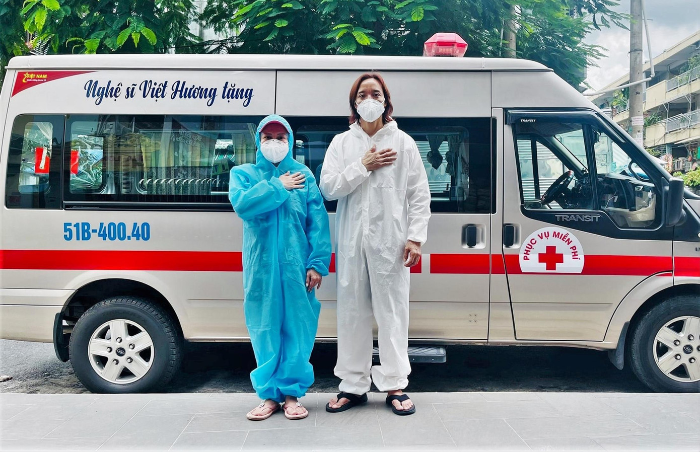 Vợ chồng nghệ sĩ Việt Hương tặng xe cứu thương cho tuyến đầu