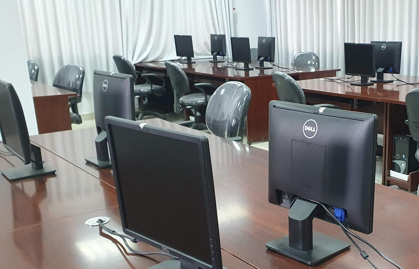 Dàn máy tính bỏ không 5 năm qua. Ảnh: L.D