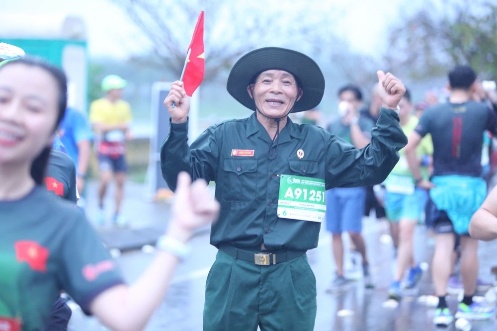 Một người lính tái hiện chính mình năm xưa khi tham gia giải chạy Tiền Phong Marathon