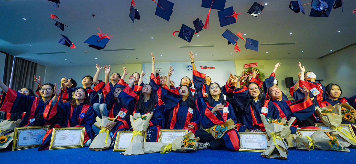 Các tân thủ khoa rạng rỡ trong ngày nhận học bổng “Nâng bước thủ khoa” năm 2021 Ảnh: Phạm Nguyễn