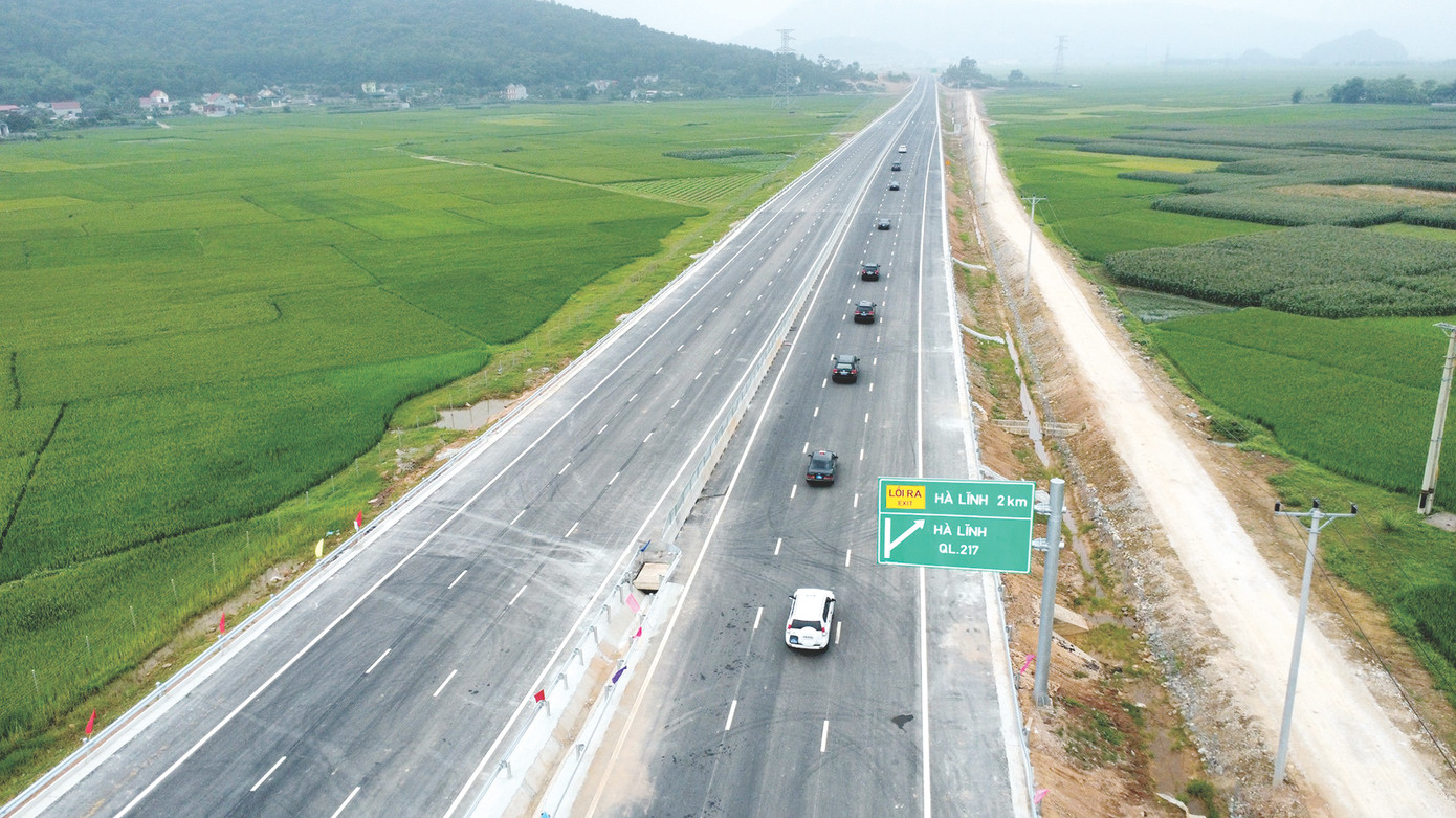 Hàng loạt dự án thành phần cao tốc Bắc - Nam đưa vào khai thác mang lại không ít đổi thay cho các địa phương (trong ảnh cao tốc Mai Sơn - QL45)