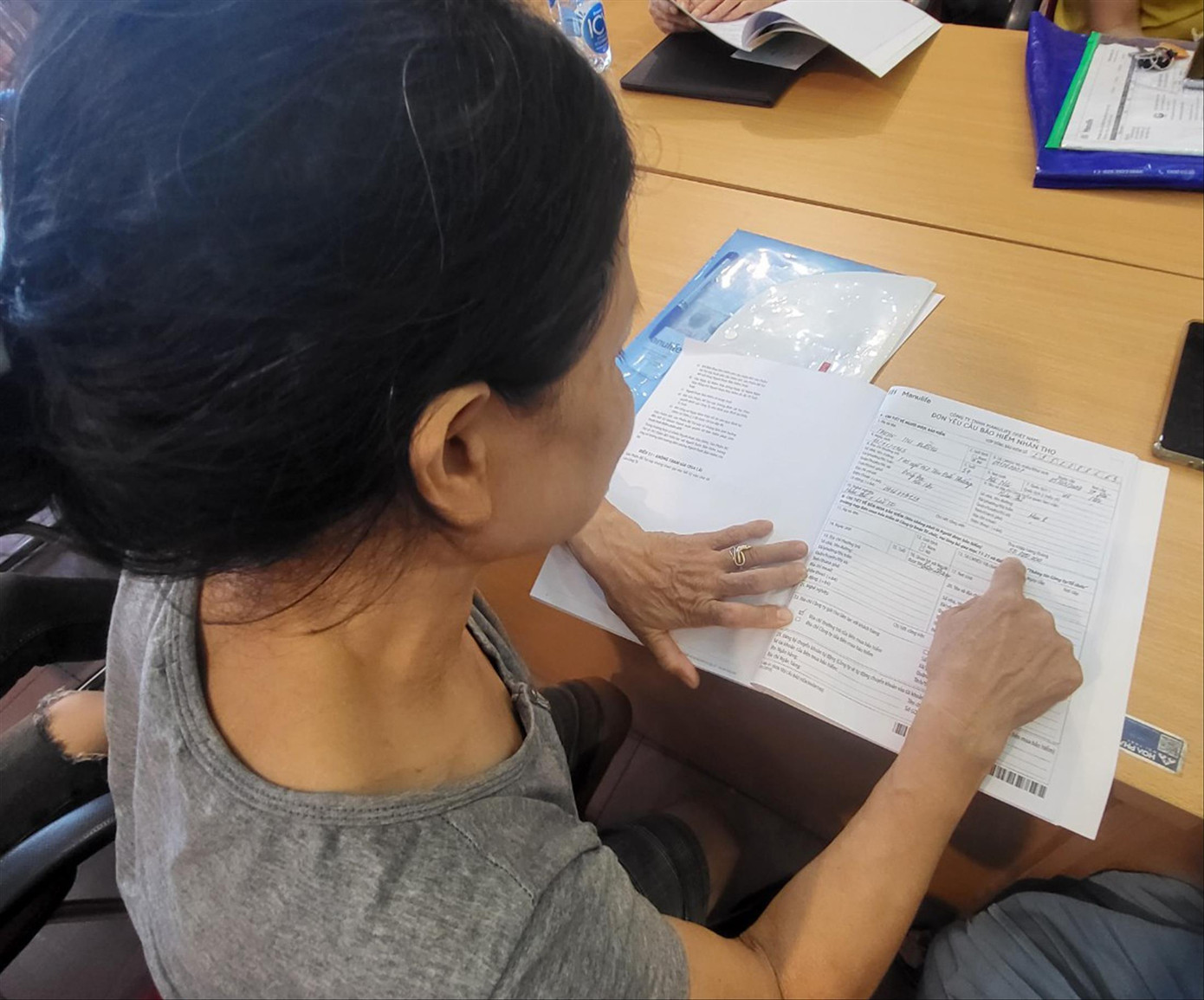 Một người dân đã nhận lại được tiền. Ảnh: PV