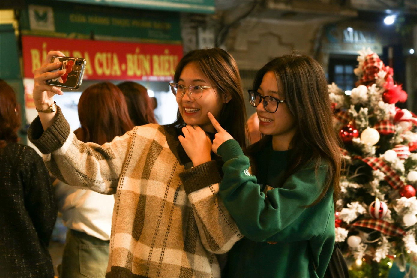 Không khí đón giáng sinh sớm rộn ràng khắp phố phường. Ảnh: TRỌNG TÀI Không khí đón giáng sinh sớm rộn ràng khắp phố phường. Ảnh: TRỌNG TÀI