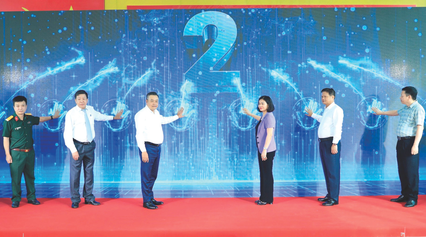 Lãnh đạo Thành phố Hà Nội và các cấp Sở Ngành làm thủ tục khai trương Trung tâm Điều hành giao thông thông minh