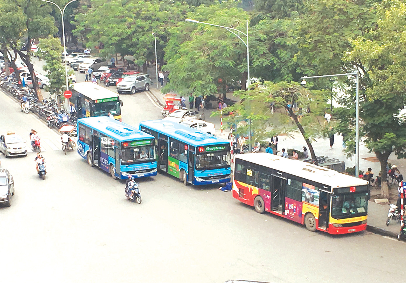 Bị cạnh tranh bởi nhiều loại hình vận chuyển nhưng xe buýt vẫn đóng vai trò chủ công trên lĩnh vực VTHKCC tại Hà Nội Bị cạnh tranh bởi nhiều loại hình vận chuyển nhưng xe buýt vẫn đóng vai trò chủ công trên lĩnh vực VTHKCC tại Hà Nội