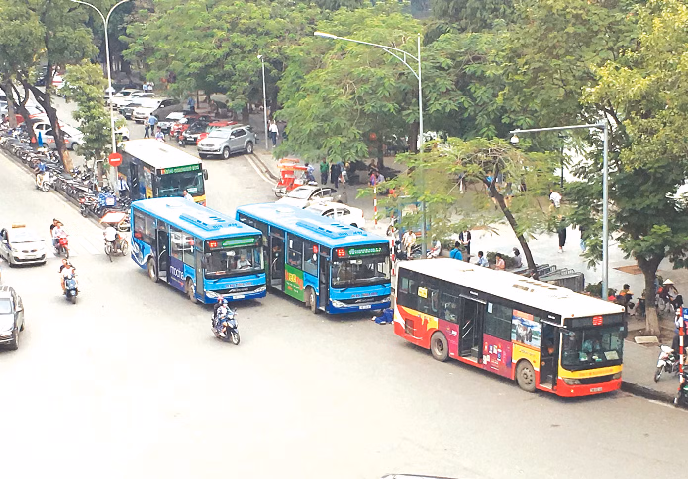Bị cạnh tranh bởi nhiều loại hình vận chuyển nhưng xe buýt vẫn đóng vai trò chủ công trên lĩnh vực VTHKCC tại Hà Nội Bị cạnh tranh bởi nhiều loại hình vận chuyển nhưng xe buýt vẫn đóng vai trò chủ công trên lĩnh vực VTHKCC tại Hà Nội