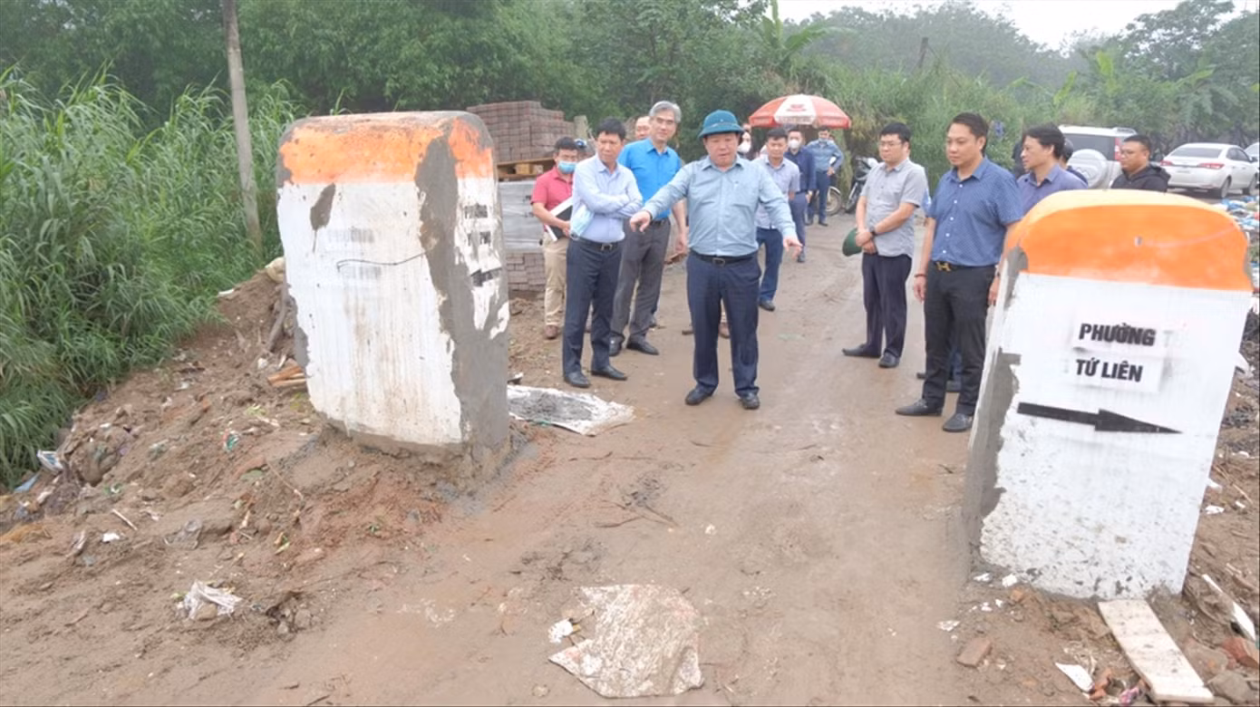 Xây cọc bê tông chống đổ trộm phế thải tại quận Tây Hồ