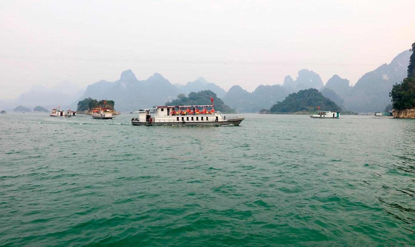 Hoạt động du lịch bằng tàu thuyền trên mặt nước hồ Hòa Bình