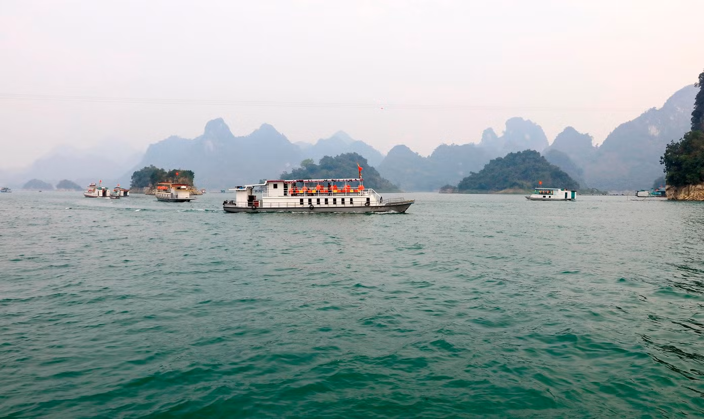 Hoạt động du lịch bằng tàu thuyền trên mặt nước hồ Hòa Bình