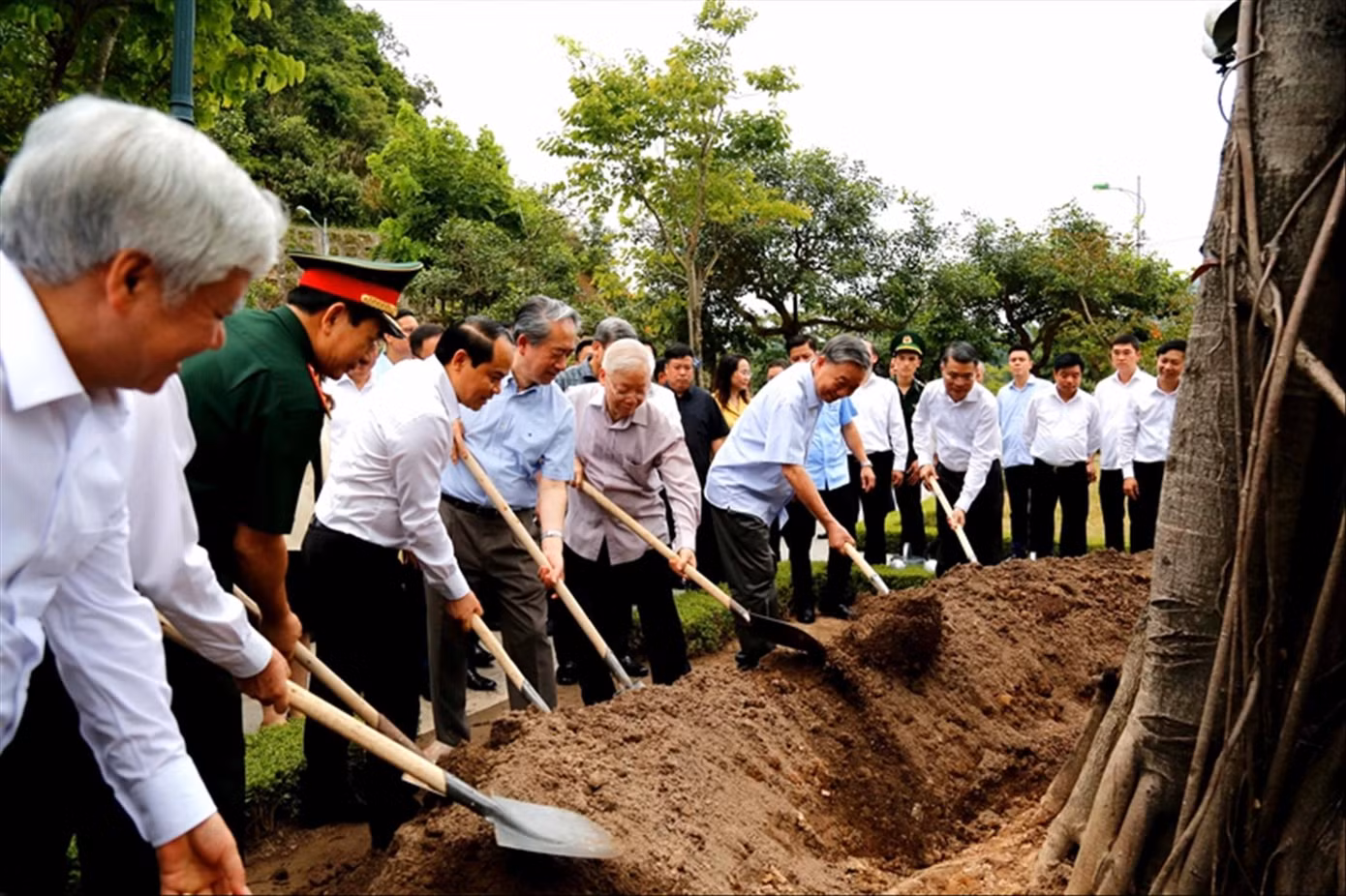 Tổng Bí thư Nguyễn Phú Trọng trồng cây đa tại cửa khẩu Hữu nghị Tổng Bí thư Nguyễn Phú Trọng trồng cây đa tại cửa khẩu Hữu nghị