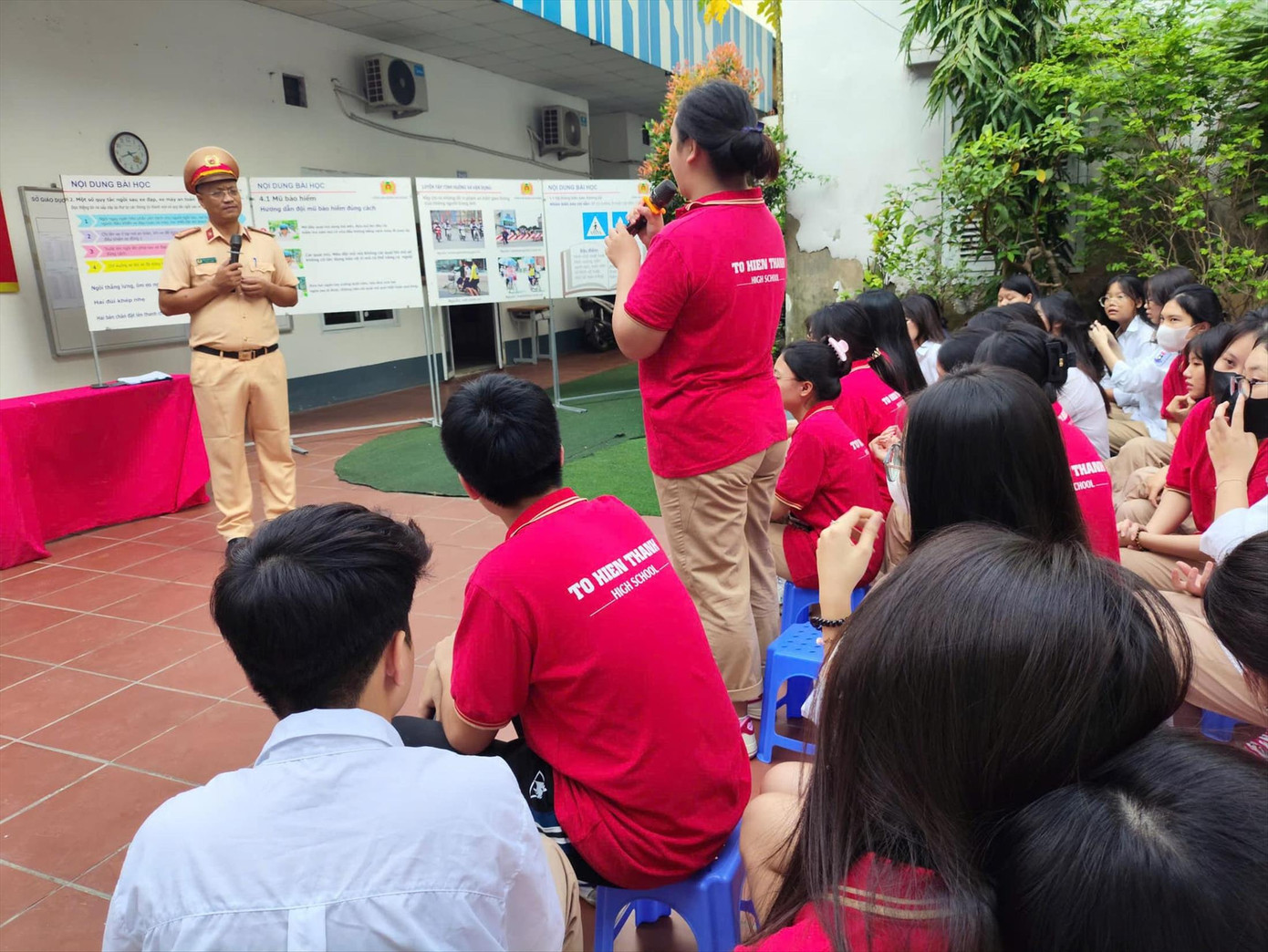 Học sinh Trường THPT Tô Hiến Thành, quận Hà Đông (Hà Nội) trong hoạt động đầu năm học Học sinh Trường THPT Tô Hiến Thành, quận Hà Đông (Hà Nội) trong hoạt động đầu năm học