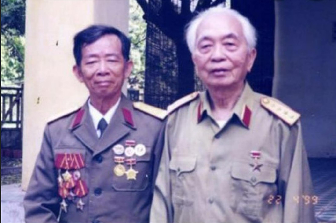 Bức ảnh chụp cùng Đại tướng Võ Nguyên Giáp năm 1999 luôn được Đại tá Nguyễn Bội Giong trân quý giữ gìn. ẢNH: NVCC Bức ảnh chụp cùng Đại tướng Võ Nguyên Giáp năm 1999 luôn được Đại tá Nguyễn Bội Giong trân quý giữ gìn. ẢNH: NVCC