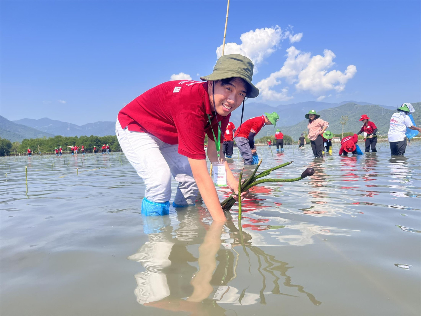 Nguyễn Lê Duy Đăng, sinh viên năm 3, khoa Xây dựng, Trường Đại học Xây dựng miền Tây (Vĩnh Long), tham gia trồng rừng ngập mặn tại huyện Ninh Hòa, tỉnh Khánh Hòa. Nguyễn Lê Duy Đăng, sinh viên năm 3, khoa Xây dựng, Trường Đại học Xây dựng miền Tây (Vĩnh Long), tham gia trồng rừng ngập mặn tại huyện Ninh Hòa, tỉnh Khánh Hòa.