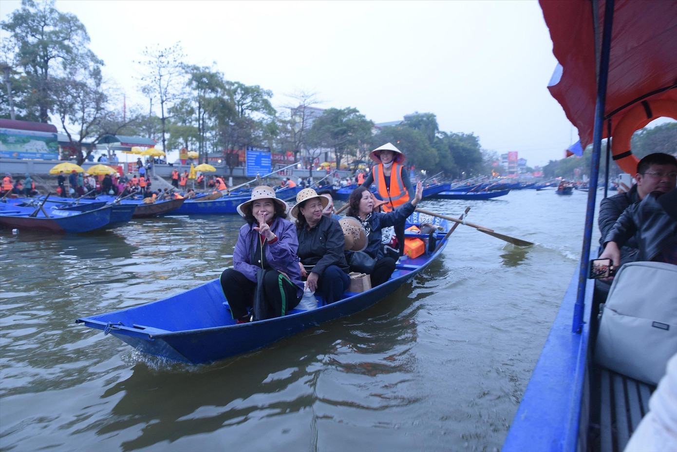 Người dân háo hức trẩy hội chùa Hương. Ảnh: ĐỨC NGUYỄN