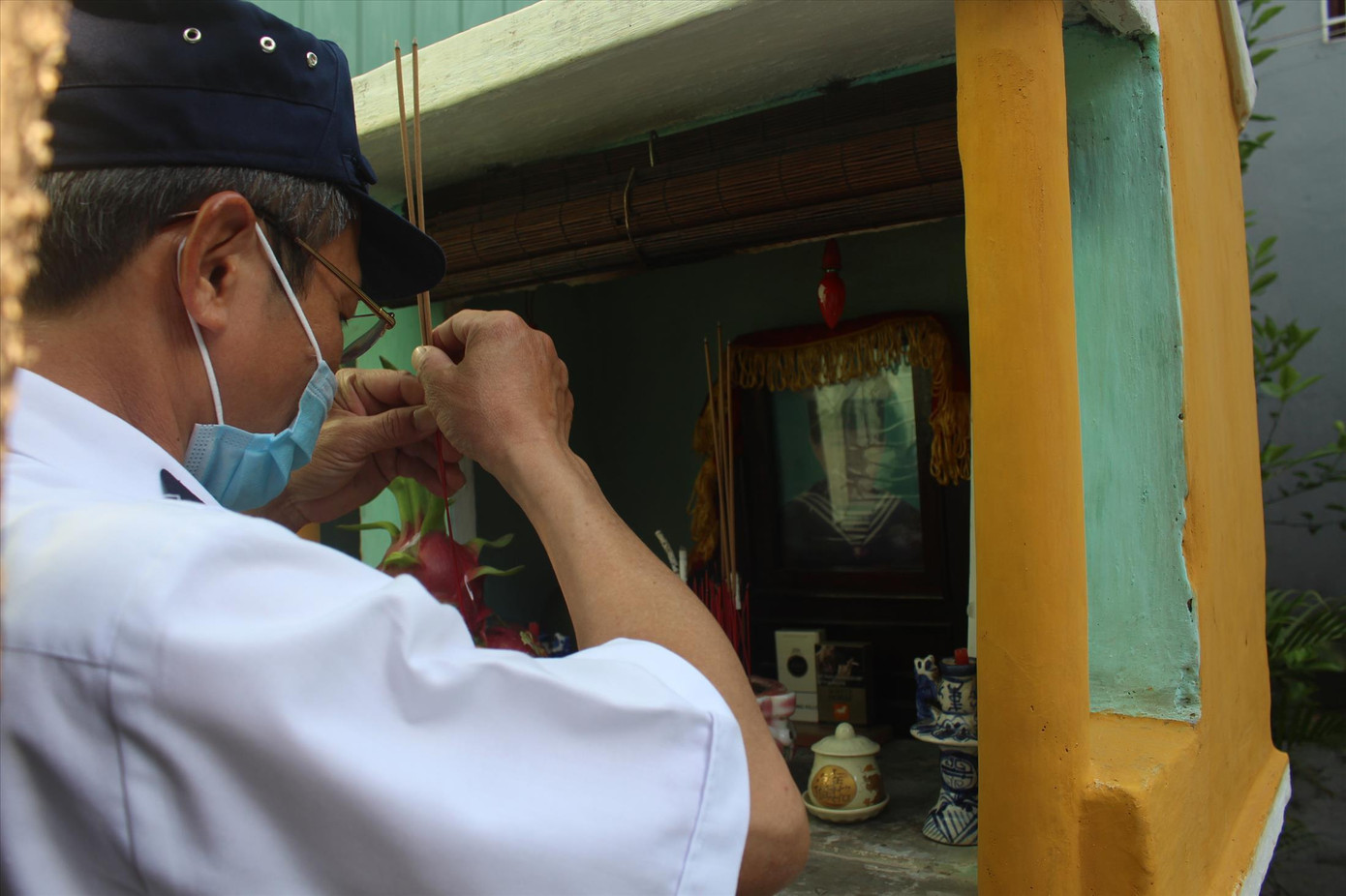 Ban thờ liệt sĩ Nguyễn Phú Đoàn vẫn đặt trong am nhỏ “dãi nắng dầm sương” là nỗi đau đáu trong lòng mỗi cựu binh Trường Sa. Ảnh: Giang Thanh Ban thờ liệt sĩ Nguyễn Phú Đoàn vẫn đặt trong am nhỏ “dãi nắng dầm sương” là nỗi đau đáu trong lòng mỗi cựu binh Trường Sa. Ảnh: Giang Thanh