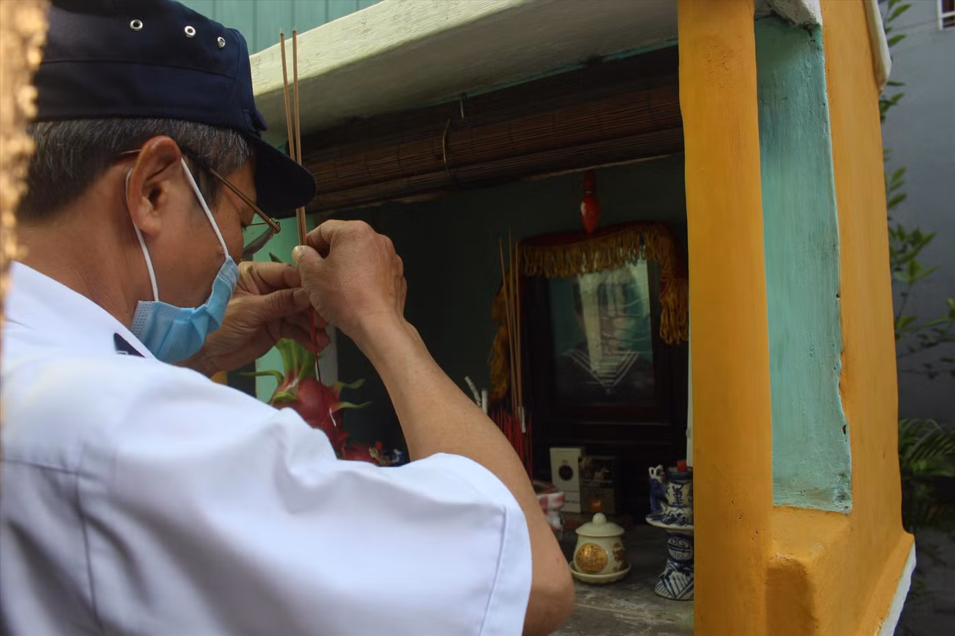 Ban thờ liệt sĩ Nguyễn Phú Đoàn vẫn đặt trong am nhỏ “dãi nắng dầm sương” là nỗi đau đáu trong lòng mỗi cựu binh Trường Sa. Ảnh: Giang Thanh
