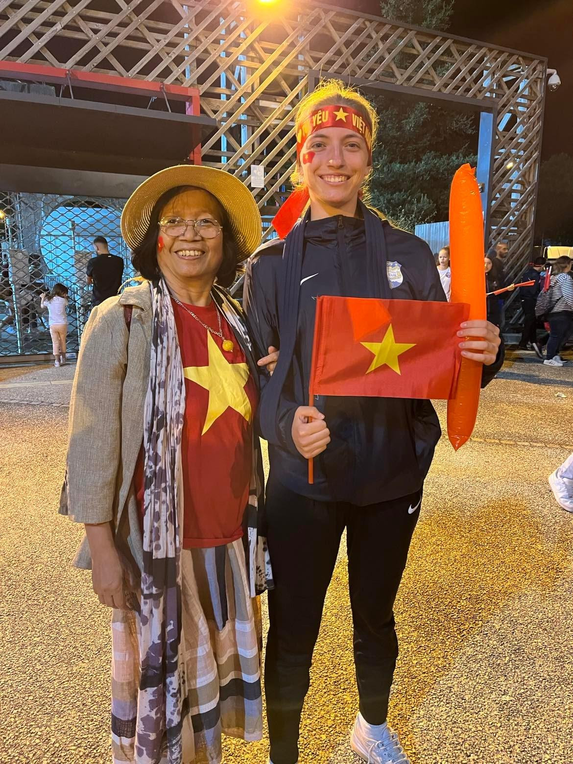 Cổ động viên người Pháp yêu Việt Nam xin lá cờ làm kỷ niệm