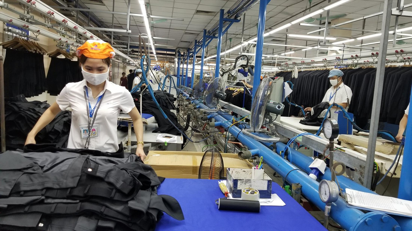 Hội đồng tiền lương thống nhất khuyến nghị Chính phủ tăng lương tối thiểu vùng thêm 6% từ ngày 1/7/2024. (Ảnh minh họa: H.Việt) Hội đồng tiền lương thống nhất khuyến nghị Chính phủ tăng lương tối thiểu vùng thêm 6% từ ngày 1/7/2024. (Ảnh minh họa: H.Việt)