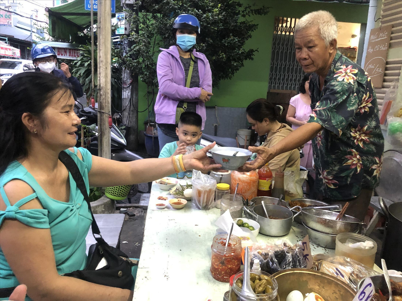 Quán cháo 1.000 đồng của ông Minh phục vụ đa số công nhân, người lao động. Ảnh: U.P