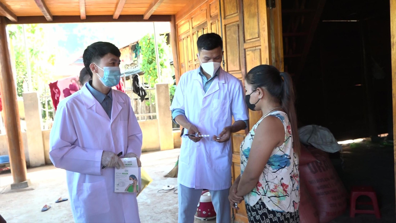 Lực lượng chức năng cấp phát thuốc tại điểm công bố dịch bạch hầu ở bản Đoàn Kết, thị trấn Mường Lát