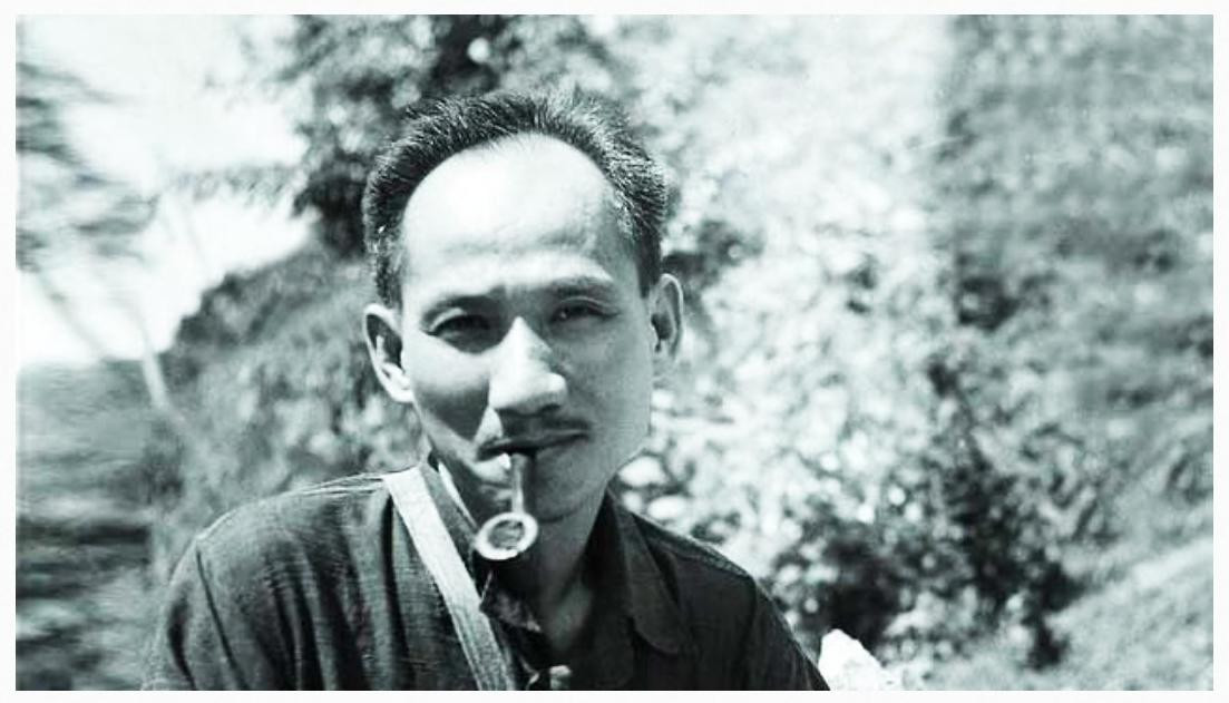 Nhà văn Nguyễn Tuân với cái tẩu. Ảnh: Tư liệu