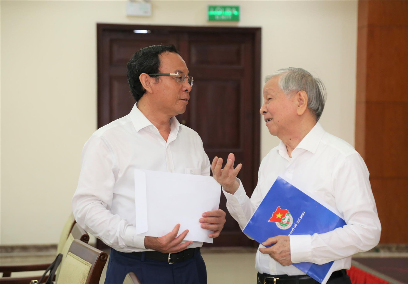 Bí thư Thành ủy TPHCM Nguyễn Văn Nên (trái) trao đổi với đại biểu tại hội thảo. Ảnh: NGÔ TÙNG