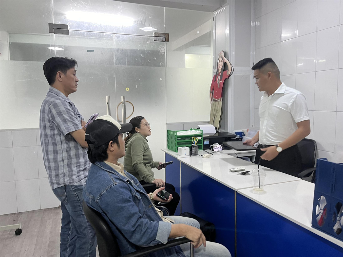 Học viên đến Trường trung cấp Quốc tế Sài Gòn làm việc về vụ việc bằng tốt nghiệp. Ảnh: Nhàn Lê