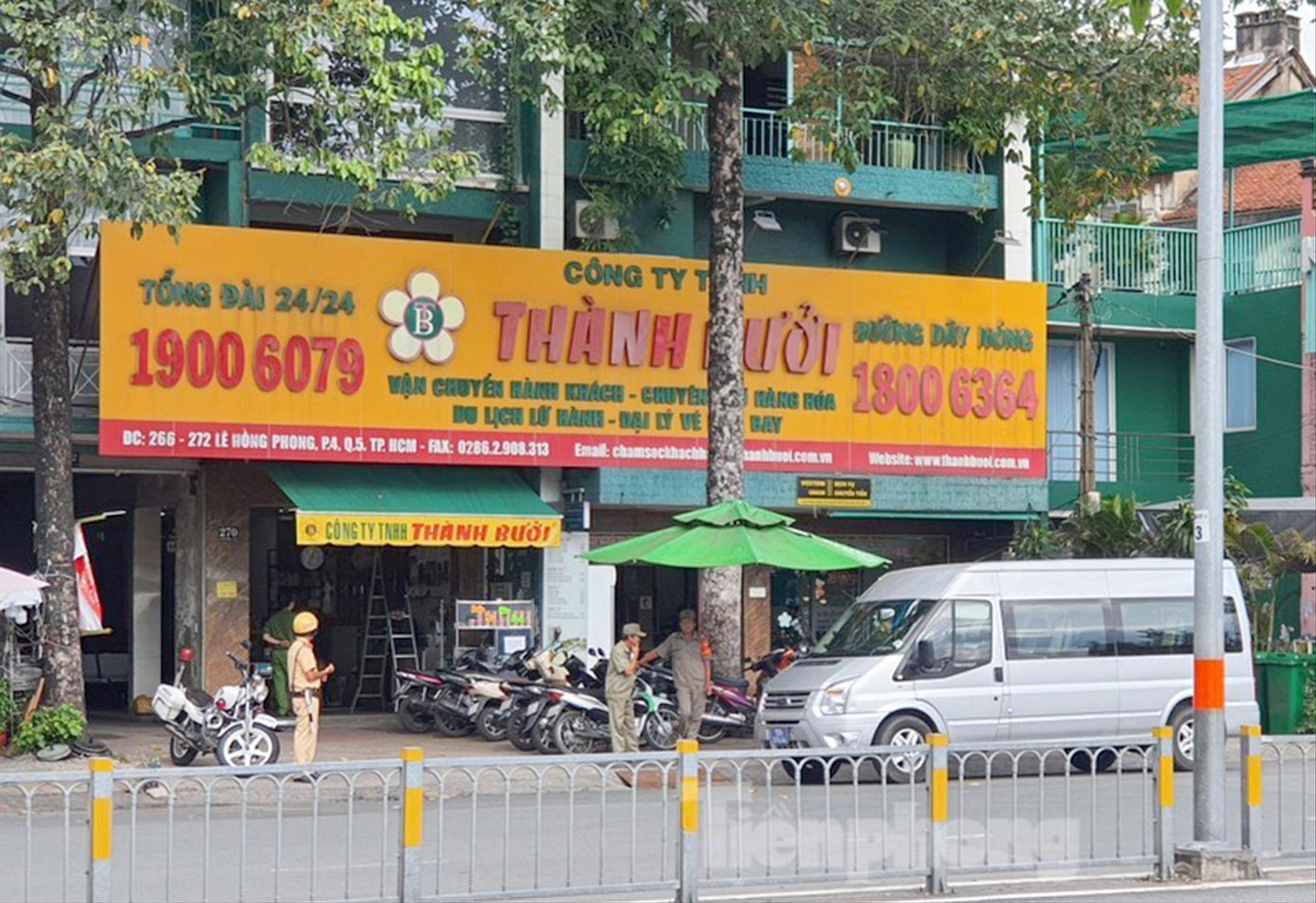 Lực lượng chức năng kiểm tra văn phòng xe hợp đồng Thành Bưởi ở TPHCM chiều 26/10, sau tai nạn làm 5 người chết. Ảnh: Hữu Huy Lực lượng chức năng kiểm tra văn phòng xe hợp đồng Thành Bưởi ở TPHCM chiều 26/10, sau tai nạn làm 5 người chết. Ảnh: Hữu Huy