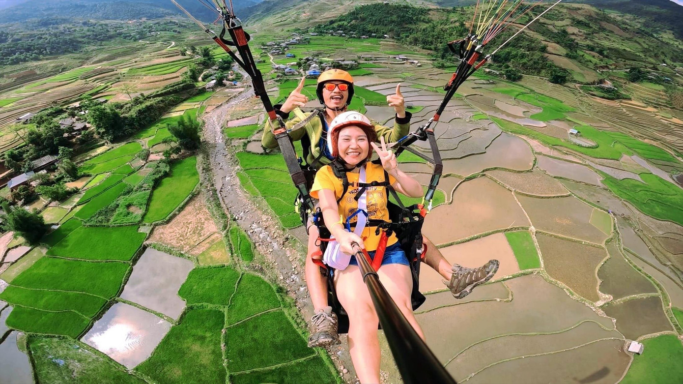 Du khách trải nghiệm dù lượn tại Tây Bắc Du khách trải nghiệm dù lượn tại Tây Bắc