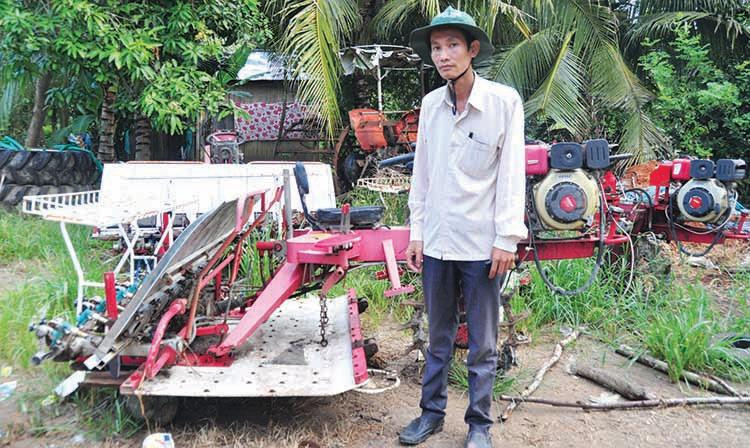 Ông Thấm trước máy gặt liên hợp (lúc còn Giám đốc HTX). Ảnh: Hòa Hội Ông Thấm trước máy gặt liên hợp (lúc còn Giám đốc HTX). Ảnh: Hòa Hội