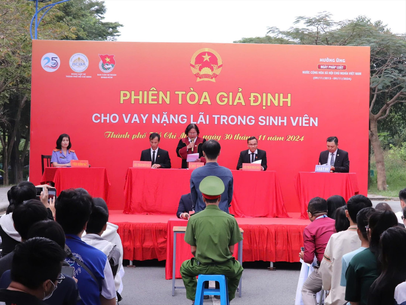 Phiên tòa giả định với chủ đề “Cho vay nặng lãi trong sinh viên”, do Trung tâm Quản lý Ký túc xá (ĐH Quốc gia TPHCM) tổ chức, thu hút đông đảo sinh viên tham gia Phiên tòa giả định với chủ đề “Cho vay nặng lãi trong sinh viên”, do Trung tâm Quản lý Ký túc xá (ĐH Quốc gia TPHCM) tổ chức, thu hút đông đảo sinh viên tham gia