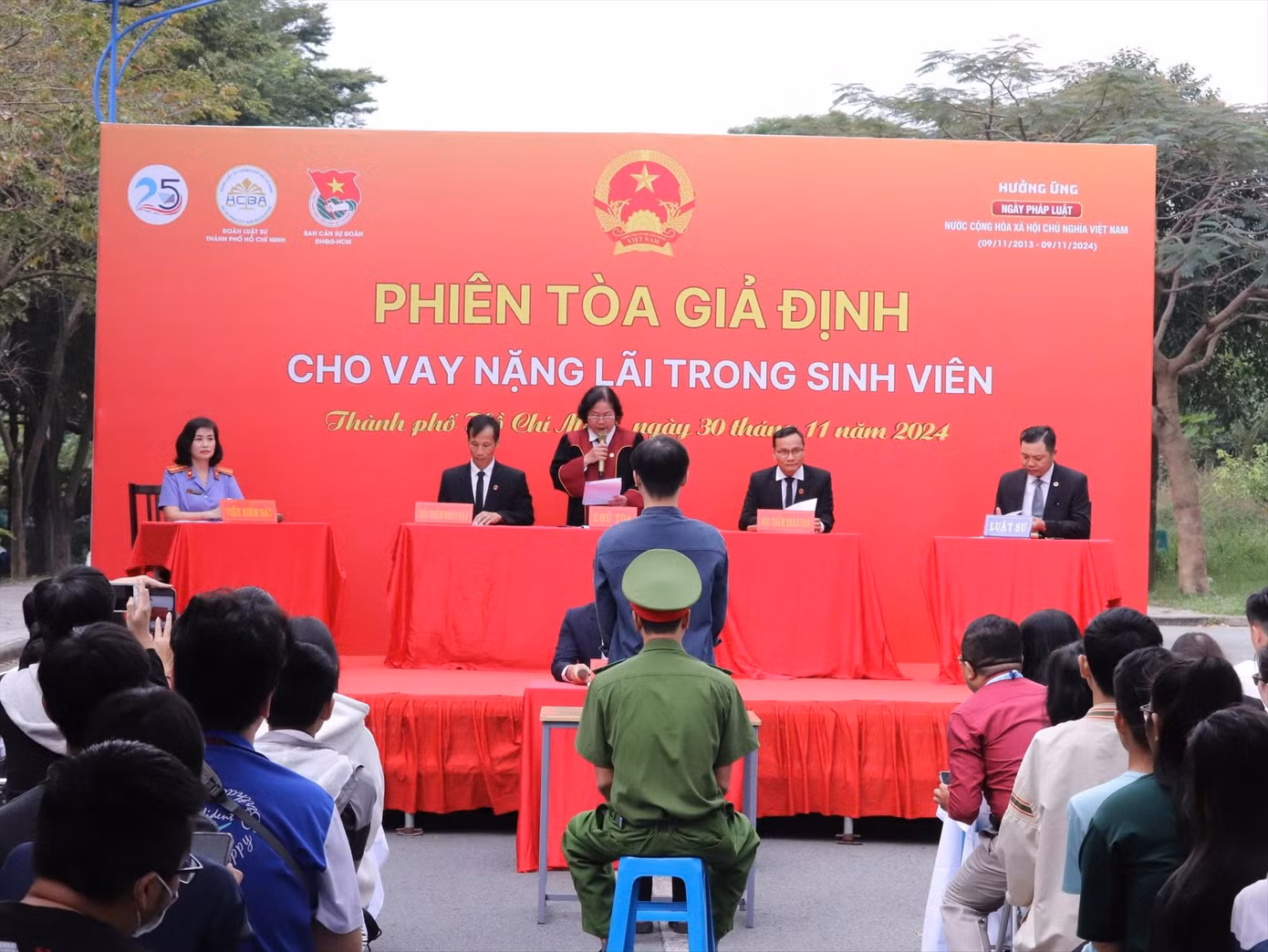 Phiên tòa giả định với chủ đề “Cho vay nặng lãi trong sinh viên”, do Trung tâm Quản lý Ký túc xá (ĐH Quốc gia TPHCM) tổ chức, thu hút đông đảo sinh viên tham gia Phiên tòa giả định với chủ đề “Cho vay nặng lãi trong sinh viên”, do Trung tâm Quản lý Ký túc xá (ĐH Quốc gia TPHCM) tổ chức, thu hút đông đảo sinh viên tham gia
