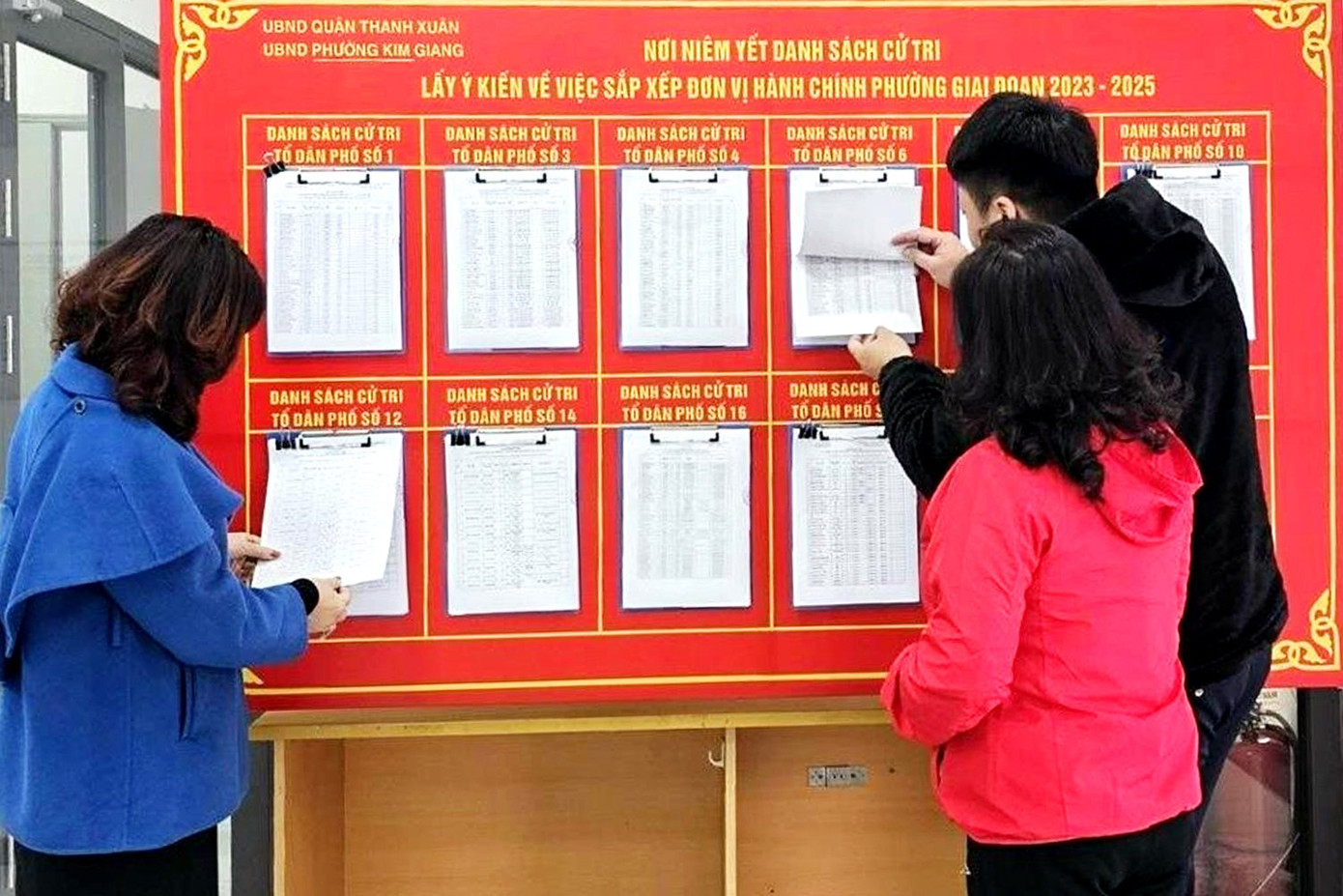 Phường Kim Giang (quận Thanh Xuân, Hà Nội) niêm yết danh sách cử tri lấy ý kiến về việc sắp xếp đơn vị hành chính phường, giai đoạn 2023 - 2025. Ảnh: PV