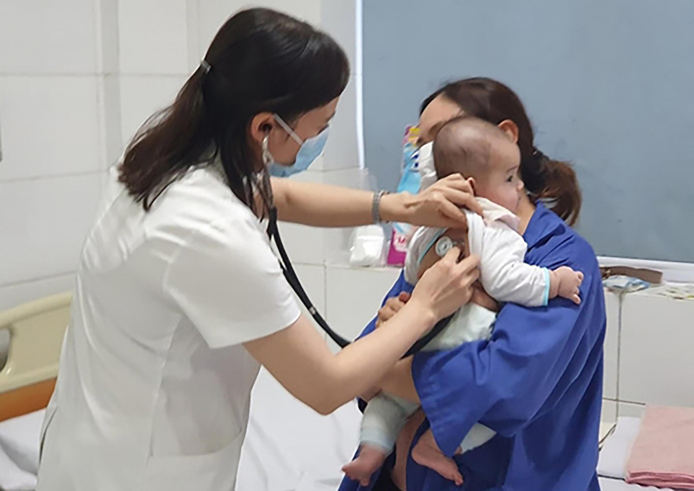 Bác sĩ thăm khám cho bệnh nhi tại Bệnh viện Bệnh Nhiệt đới Trung ương. Ảnh: Thái Hà Bác sĩ thăm khám cho bệnh nhi tại Bệnh viện Bệnh Nhiệt đới Trung ương. Ảnh: Thái Hà