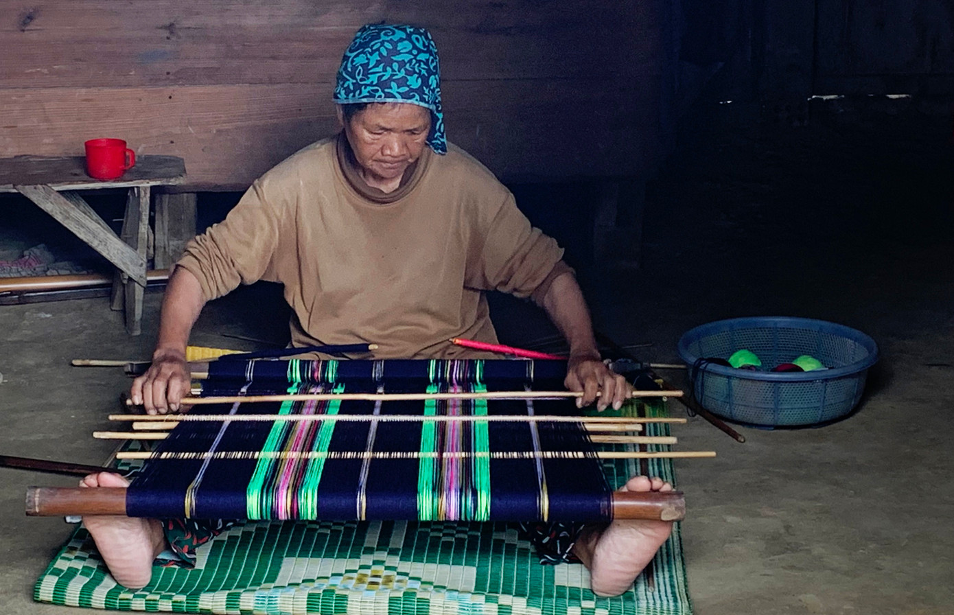 Phụ nữ Đam Pao dệt thổ cẩm