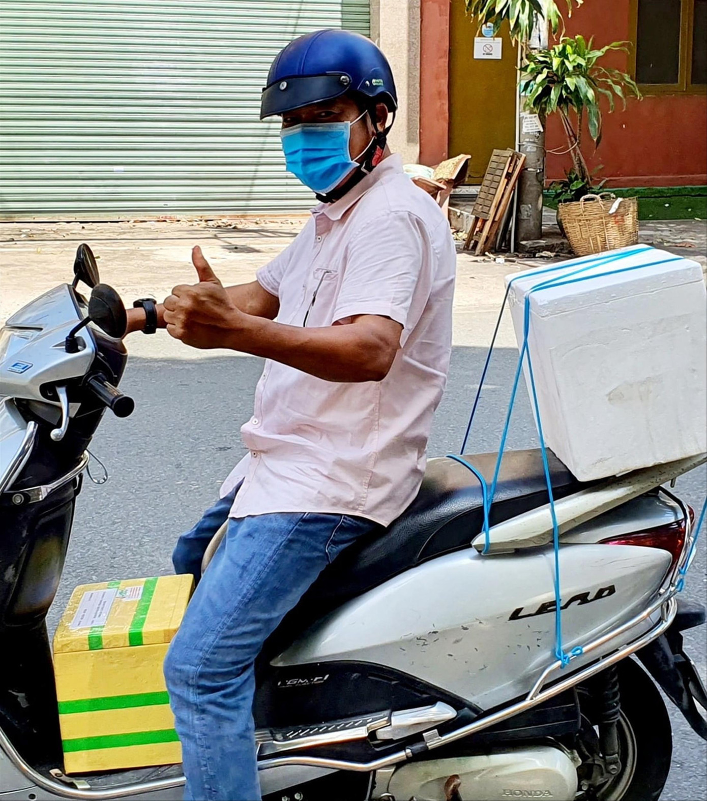 Anh Hữu Vinh làm shipper giao hàng cho khách Anh Hữu Vinh làm shipper giao hàng cho khách