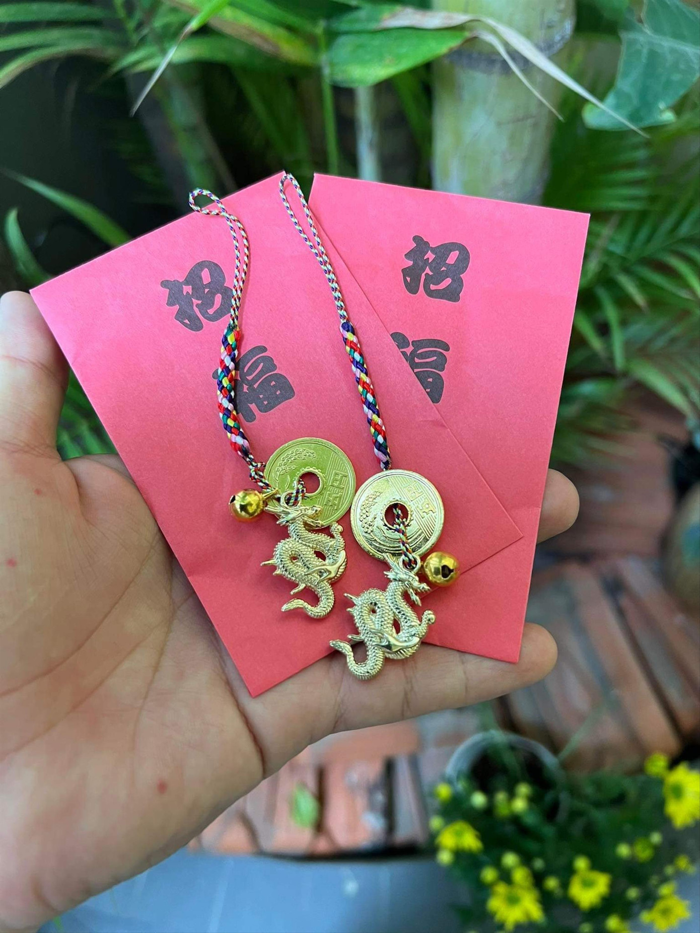 Đồng tiền xu mạ vàng hình con rồng của Nhật có giá bán, đổi là 50.000 đồng. Đồng tiền xu mạ vàng hình con rồng của Nhật có giá bán, đổi là 50.000 đồng.