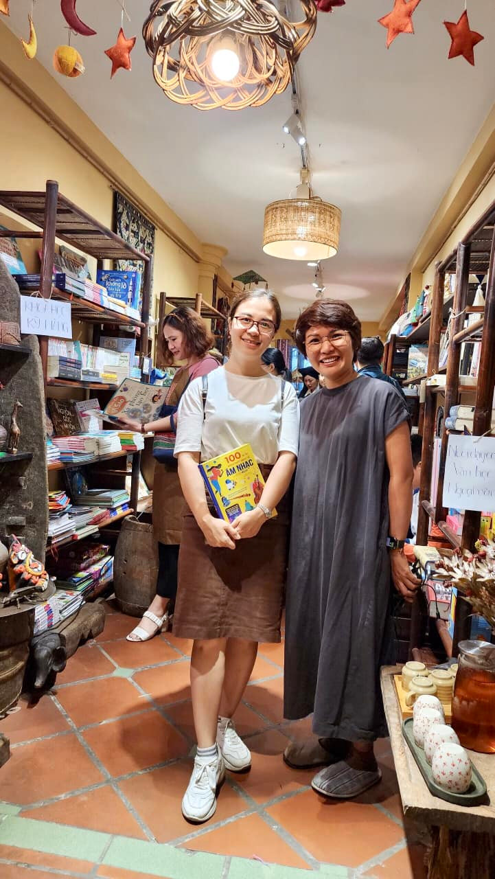 Chị Trần Thu Thủy (bên phải) mong muốn Tổ tò vò sẽ góp phần khuyến khích văn hóa đọc