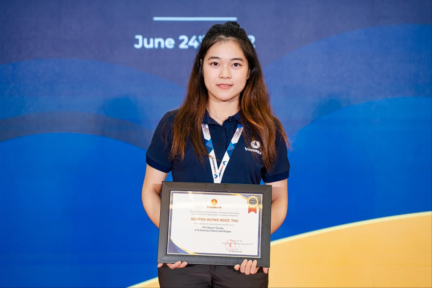 Ngọc Thư nhận Học bổng Khoa học Công nghệ đào tạo Thạc sĩ, Tiến sĩ du học nước ngoài năm 2022. Ảnh: Nghiêm Huê Ngọc Thư nhận Học bổng Khoa học Công nghệ đào tạo Thạc sĩ, Tiến sĩ du học nước ngoài năm 2022. Ảnh: Nghiêm Huê