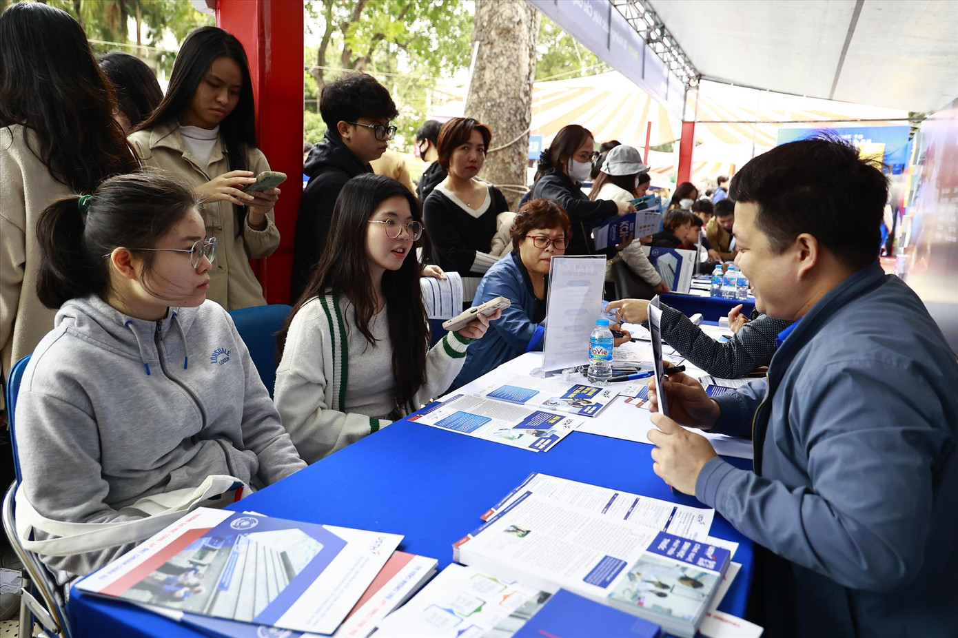 Thí sinh tìm hiểu thông tin tuyển sinh năm 2025. Ảnh: NHƯ Ý Thí sinh tìm hiểu thông tin tuyển sinh năm 2025. Ảnh: NHƯ Ý