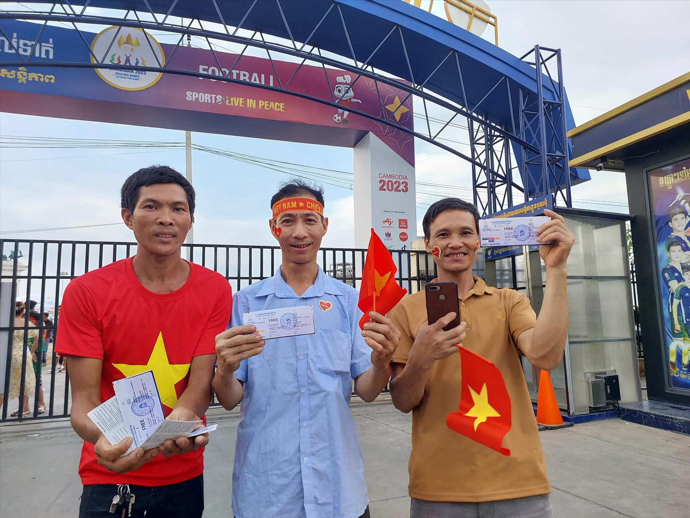 Trần Văn Út (ở giữa) và các bạn hào hứng khoe tấm vé vào sân Prince. Ảnh: Thanh Hải Trần Văn Út (ở giữa) và các bạn hào hứng khoe tấm vé vào sân Prince. Ảnh: Thanh Hải