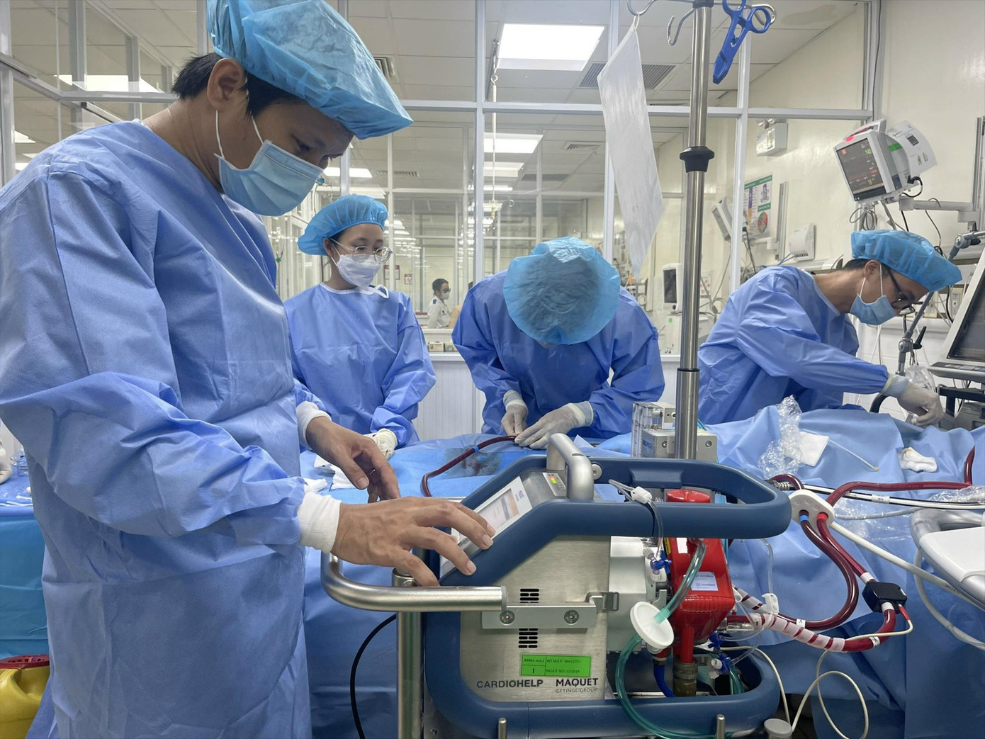 Bác sĩ Bệnh viện Quân y 175 đang cứu bệnh nhân rơi vào nguy kịch sau phẫu thuật nâng ngực tại Bệnh viện Thẩm mỹ Sao Hàn. Ảnh: Vân Sơn