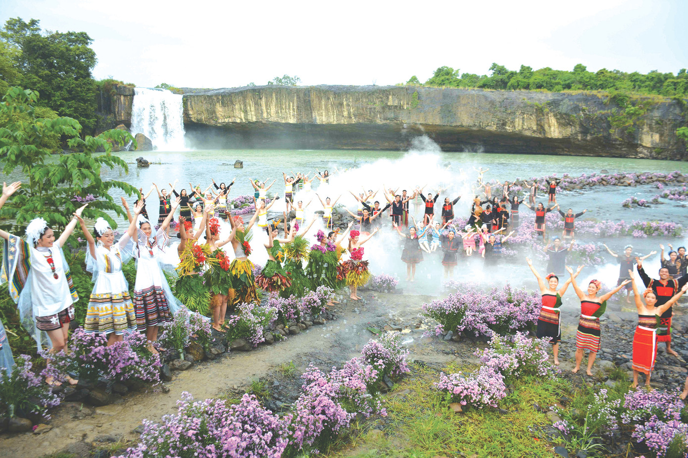 “Ban Mê ơi!” - Chương trình thời trang thổ cẩm đặc sắc của đồng bào các dân tộc Đắk Lắk. Ảnh: N.T “Ban Mê ơi!” - Chương trình thời trang thổ cẩm đặc sắc của đồng bào các dân tộc Đắk Lắk. Ảnh: N.T