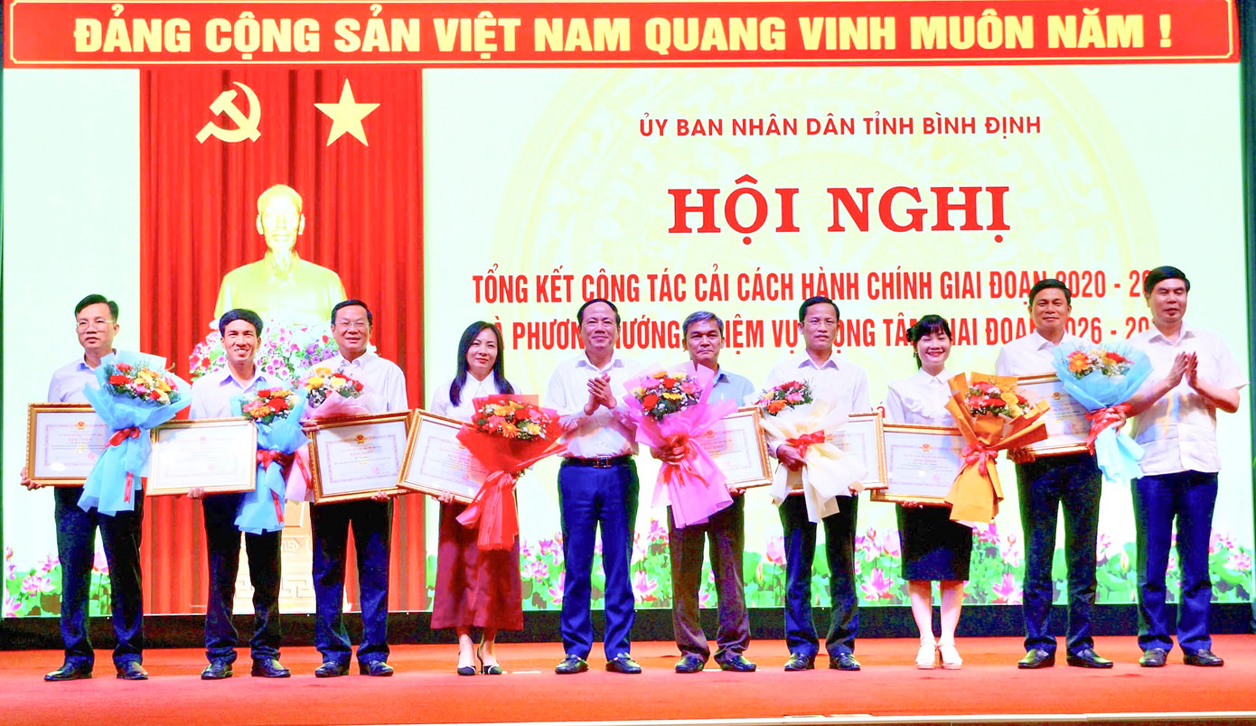 Lãnh đạo UBND tỉnh Bình Định tặng Bằng khen cho các cá nhân, tập thể có thành tích xuất sắc tiêu biểu trong việc thực hiện công tác CCHC năm 2024 Lãnh đạo UBND tỉnh Bình Định tặng Bằng khen cho các cá nhân, tập thể có thành tích xuất sắc tiêu biểu trong việc thực hiện công tác CCHC năm 2024